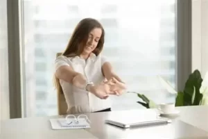 تمرینات اصلاحی برای کسانی که ساعت‌ها پشت میز کار می‌کنند